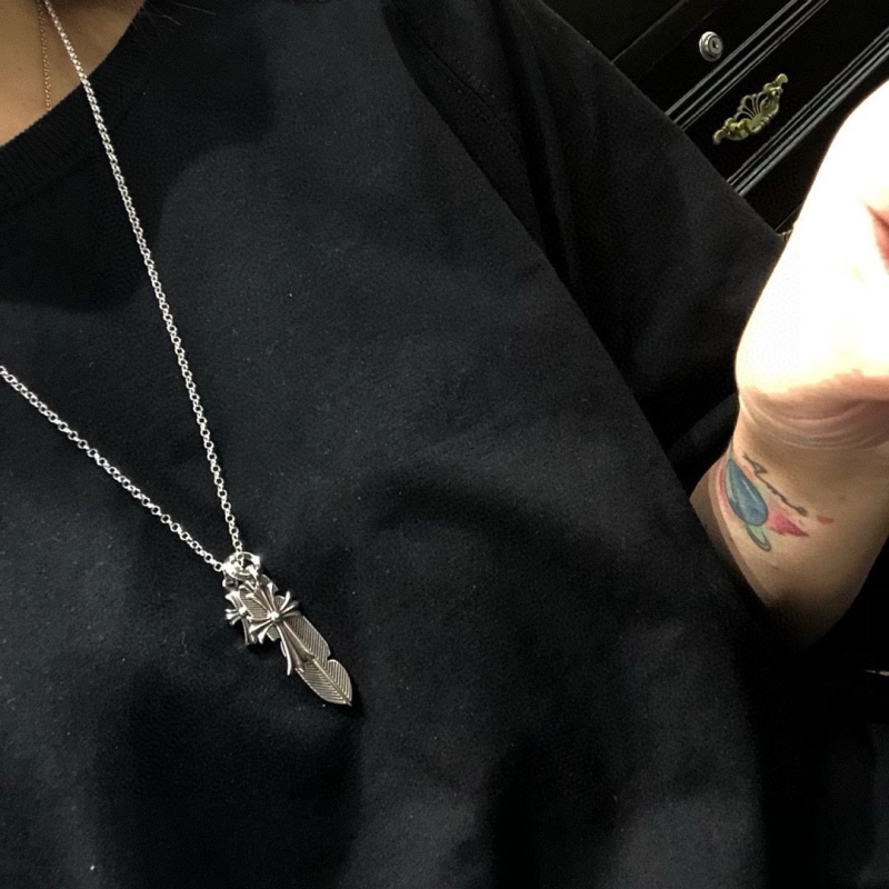 Ch*0me He**ts necklaces